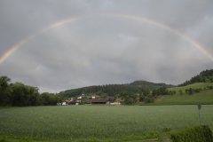 Regenbogen über die Siedlung