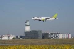 A220 der Air Baltic landet in Wien